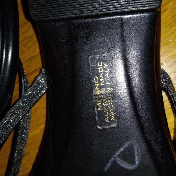 Toscanella Made in Italy Size 7 Black Thong Sandals Bling Rhinestone Studs - Picture 7 of 7